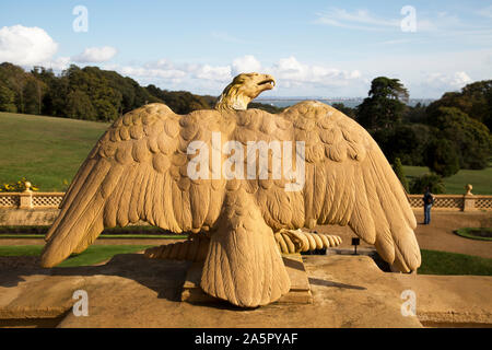 Eagle Skulptur, geschnitzten Stein eagle Skulptur, Balustraden, italienischen Terrasse, Osborne House, Cowes, Isle of Wight, Großbritannien Stockfoto