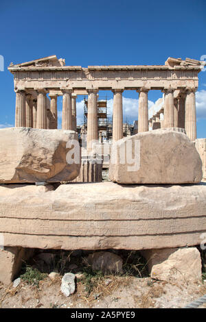 Große inscibed Stein vor des Parthenon auf der Akropolis von Athen, Griechenland. Stockfoto