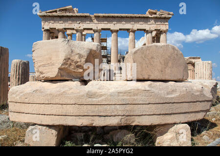 Große inscibed Stein vor des Parthenon auf der Akropolis von Athen, Griechenland. Stockfoto