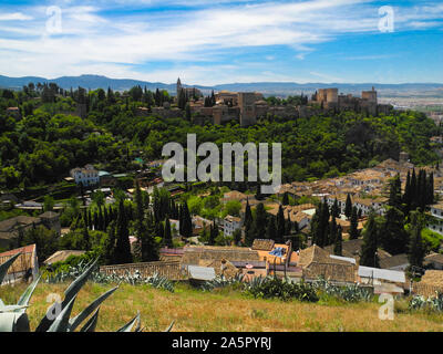 Alhambra in Granada. Schloss und Festung, die von den Mauren gebaut. Blick vom Hügel Sacromonte. Stockfoto