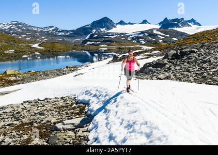 Frau Skilanglauf in den Bergen Stockfoto