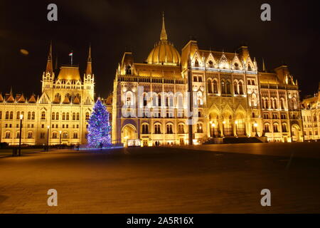 Nacht Stadtbild/Skyline auf der wunderschön beleuchteten Parlaiment Gebäude in Budapest, Weihnachten treee vor, Niemand, ohne Menschen. Stockfoto