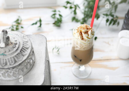Eiskaffee mit Sahne, ein erfrischendes Getränk. Stockfoto