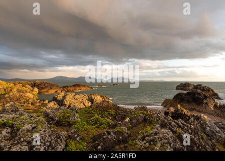 Blick auf den Llyn Halbinsel von ynys Llanddwyn auf Anglesey, Nordwales bei Sonnenuntergang. Stockfoto