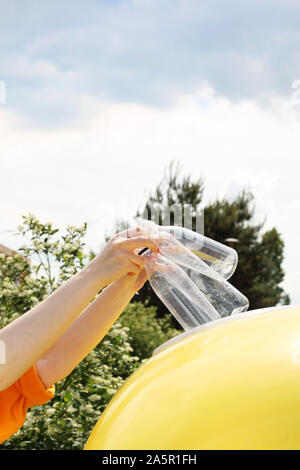 Die Trennung von Müll und Mülltrennung in einen geeigneten Behälter. Stockfoto
