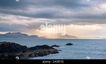 Blick auf den Llyn Halbinsel von ynys Llanddwyn auf Anglesey, Nordwales bei Sonnenuntergang. Stockfoto