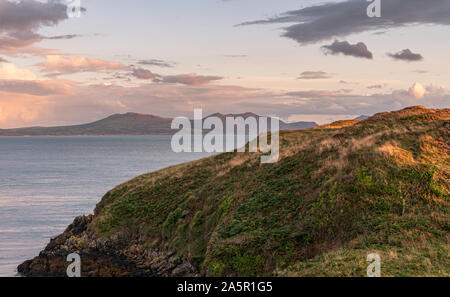 Blick auf den Llyn Halbinsel von ynys Llanddwyn auf Anglesey, Nordwales bei Sonnenuntergang. Stockfoto