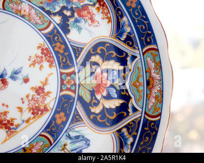 GOMEL, BELARUS - Oktober 22, 2019: Der japanische Imari Porzellan, Arita (Maruki brennofen). Stockfoto