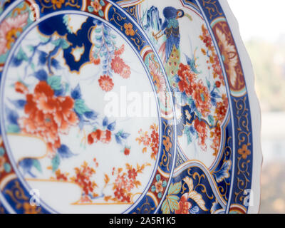 GOMEL, BELARUS - Oktober 22, 2019: Der japanische Imari Porzellan, Arita (Maruki brennofen). Stockfoto