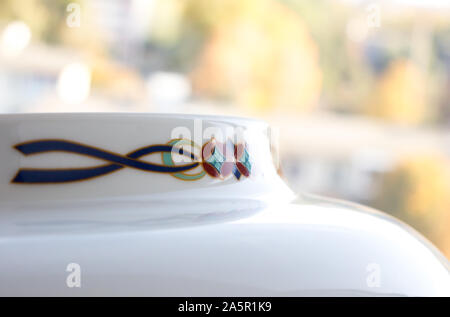 GOMEL, BELARUS - Oktober 22, 2019: Der japanische Imari Porzellan, Arita (Maruki brennofen). Stockfoto