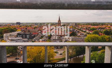 Oktober 19, 2019: Leeuwarden, die Hauptstadt der Provinz Friesland, Niederlande, Aussicht vom berühmten Schiefen Turm Oldehove Stockfoto