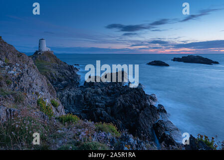 Die llanddwyn Island Lighthouse, Twr Mawr auf Ynys Llanddwyn auf Anglesey, Nordwales in der blauen Stunde Stockfoto