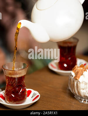 Schwarzer Tee von Teekanne in armudu Glas 1 gegossen Stockfoto