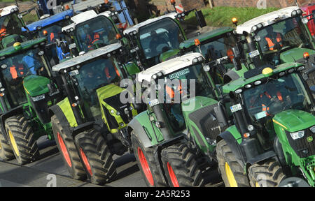 Rostock, Deutschland. 22 Okt, 2019. Landwirte aus Mecklenburg-Vorpommern fahren Sie durch das Zentrum von Rostock bei einer Rallye mit Trekker. Nach Angaben der Polizei hatten sie aus dem ganzen Land in die Hansestadt in einer Rallye mit mehr als 550 Traktoren kommen. Quelle: Stefan Sauer/dpa-Zentralbild/dpa/Alamy leben Nachrichten Stockfoto