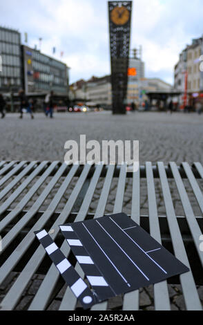 Klappe für Straßentheater und Street Film liegt in den Straßen von Bielefeld für städtische Leistung, Deutschland Stockfoto