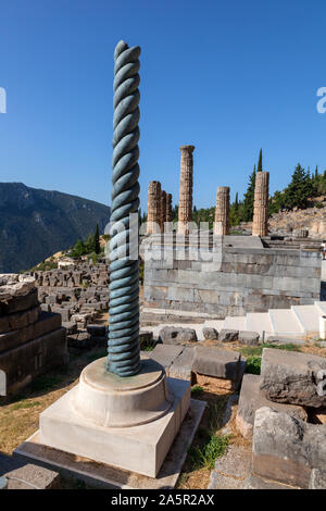 Replik der Schlange Spalte und den Tempel des Apollo, Delphi, Griechenland Stockfoto