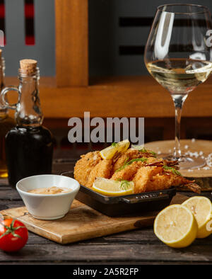 Knusprig gebratene Garnelen mit Zitrone, Dill und rotem Mayonnaise serviert. Stockfoto