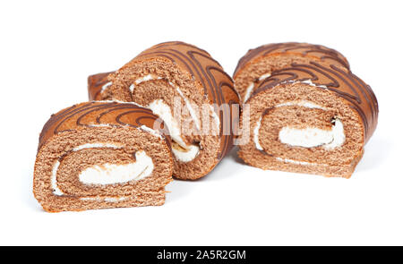 Stücke von gebackenen Brötchen mit cremefüllung isoliert auf weißem Stockfoto