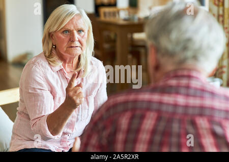 Senior paar Argumentieren und Diskutieren eine Ehe Problem zu Hause Stockfoto