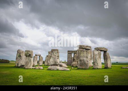 Stonehenge an einem bewölkten und windigen Frühlingstag. Antike Ruinen in Wiltshire, England, mit keine Personen oder Touristen. Grüne Gras im Vordergrund. Stockfoto