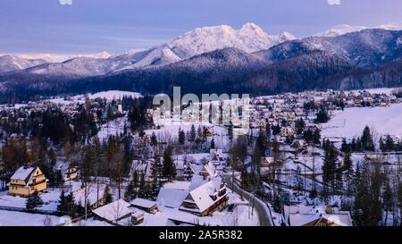 Antenne Landschaft mit Tatra und Zakopane, Winterlandschaft von Giewont Peak. Stockfoto