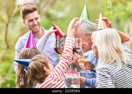 Erweiterte Familie mit Großeltern und Kindern feiern Sommerfest im Garten Stockfoto