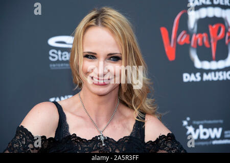 Pia MALO, Schlagersaengerin, Roter Teppich, roten Teppich zeigen, Premiere des Musicals "Tanz der Vampire" im Metronom Theater Oberhausen, 10.10.2019. | Verwendung weltweit Stockfoto