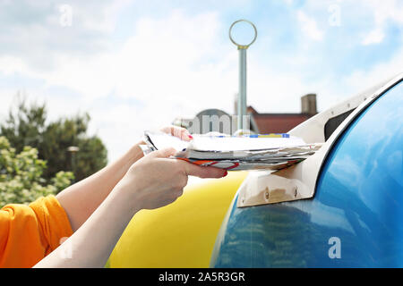 Recycing, Trennung von Müll in einen Container. Stockfoto