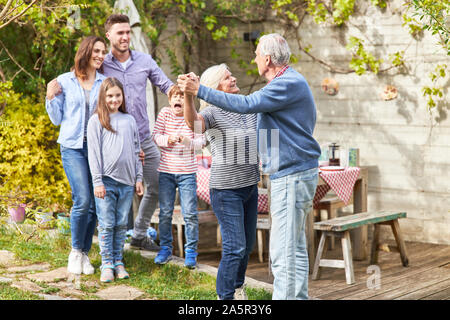 Glückliche Paare der Senioren ist Tanzen zusammen im Garten und feiert die Hochzeit Stockfoto