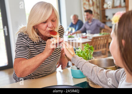 Enkelin Kochen mit ihrer Großmutter zu Hause in der Küche Stockfoto