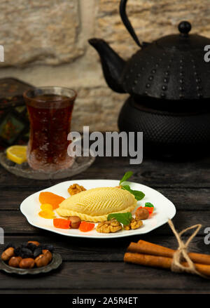 Shecurbura aserbaidschanischen Dessert gefüllt mit Nüssen, serviert mit getrockneten Früchten und Nüssen Stockfoto