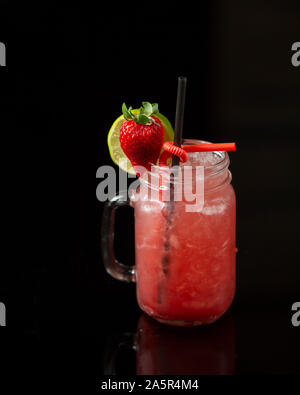 Strawberry Cocktail mit Eis und rasiert garniert mit Kalk und Erdbeere Stockfoto