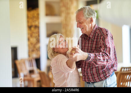 Gerne Älteres Paar beim Tanzen zu Hause oder im Seniorenheim Stockfoto