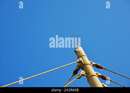 Blitzableiter auf einer Säule zur Unterstützung einer Brücke, gegen den blauen Himmel. Stockfoto