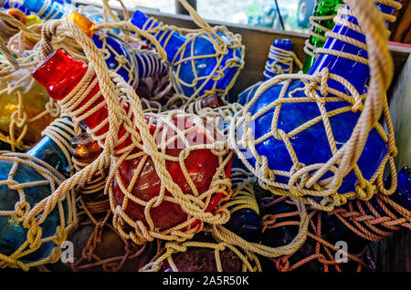 Glas Zwiebel Flaschen, auch als rum Krüge Pirates' bekannt, Rest in ein Fach im Tin vergossen, Oktober 6, 2019, in Apalachicola, Florida. Stockfoto