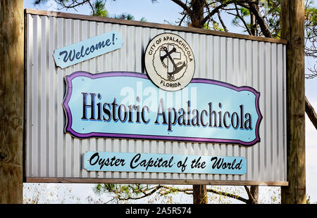 Ein Zeichen grüßt die Besucher der "Oyster Hauptstadt der Welt", Okt. 6, 2019, in Apalachicola, Florida. Stockfoto