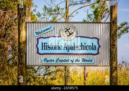 Ein Zeichen grüßt die Besucher der "Oyster Hauptstadt der Welt", Okt. 6, 2019, in Apalachicola, Florida. Stockfoto