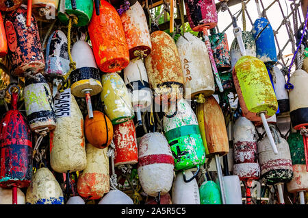 Bunte Styropor Bojen von einem Zaun im Tin vergossen, Oktober 6, 2019, in Apalachicola, Florida hängen. Stockfoto