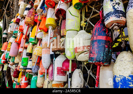 Bunte Styropor Bojen von einem Zaun im Tin vergossen, Oktober 6, 2019, in Apalachicola, Florida hängen. Stockfoto