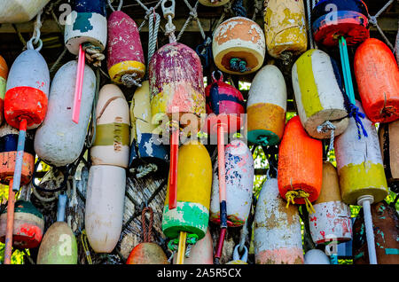 Bunte Styropor Bojen von einem Zaun im Tin vergossen, Oktober 6, 2019, in Apalachicola, Florida hängen. Stockfoto