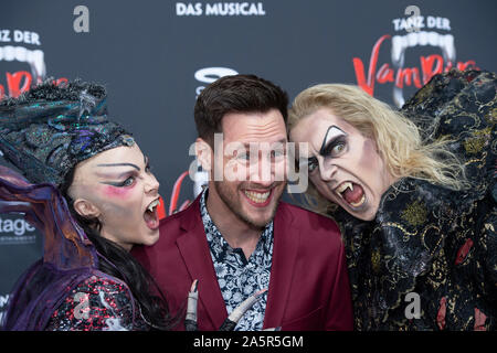 Sven Kroll, TV-Moderatorin, mit zwei Vampire Darsteller posieren, Roter Teppich, roten Teppich zeigen, Premiere des Musicals "Tanz der Vampire" im Metronom Theater Oberhausen, 10.10.2019. | Verwendung weltweit Stockfoto