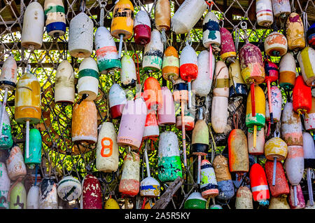 Bunte Styropor Bojen von einem Zaun im Tin vergossen, Oktober 6, 2019, in Apalachicola, Florida hängen. Stockfoto