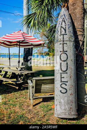 Das Wort "Antiquitäten", auf einen Jahrgang im Tin vergossen, Oktober 6, 2019, in Apalachicola, Florida Torpedo gemalt wird. Der Speicher verkauft Antike und reprod Stockfoto