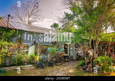 Das Äußere des Tin vergossen wird dargestellt, Oktober 6, 2019, in Apalachicola, Florida. Der Speicher verkauft antiken und Reproduktion nautische Erinnerungsstücke. Stockfoto