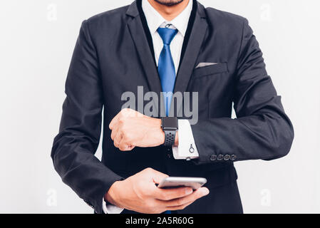 Business mann Wearable Smart watch auf der Hand und er ist Sync smarteatch auf Smartphone, das smart Watch ist moderne Technologie design isoliert auf weißem Hinterg Stockfoto