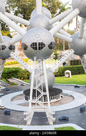 Atomium ist reproduziert Größe in Mini Siam, Thailand zu mini. Stockfoto