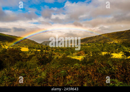 Symmetrische Regenbogen in der Nähe von Abergwyngregyn, Snowdonia National Park, North Wales, UK Stockfoto