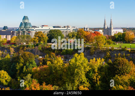 Ottawa, CA - 9. Oktober 2019: Kathedrale Notre-Dame Basilika & National Gallery von Kanada im Herbst Stockfoto