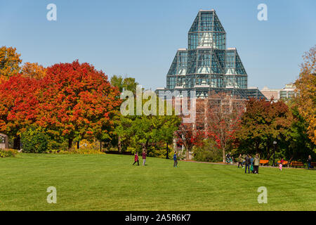 Ottawa, CA - 9. Oktober 2019: National Gallery von Kanada und den wichtigsten Hill Park im Herbst Stockfoto