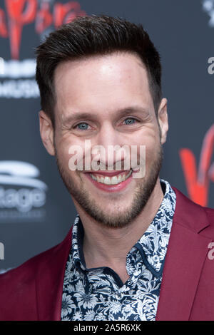 Sven Kroll, TV-Moderatorin, mit zwei Vampire Darsteller posieren, Roter Teppich, roten Teppich zeigen, Premiere des Musicals "Tanz der Vampire" im Metronom Theater Oberhausen, 10.10.2019. | Verwendung weltweit Stockfoto